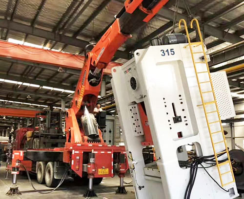 潍坊附近随车吊出租，轻松解决运输难题