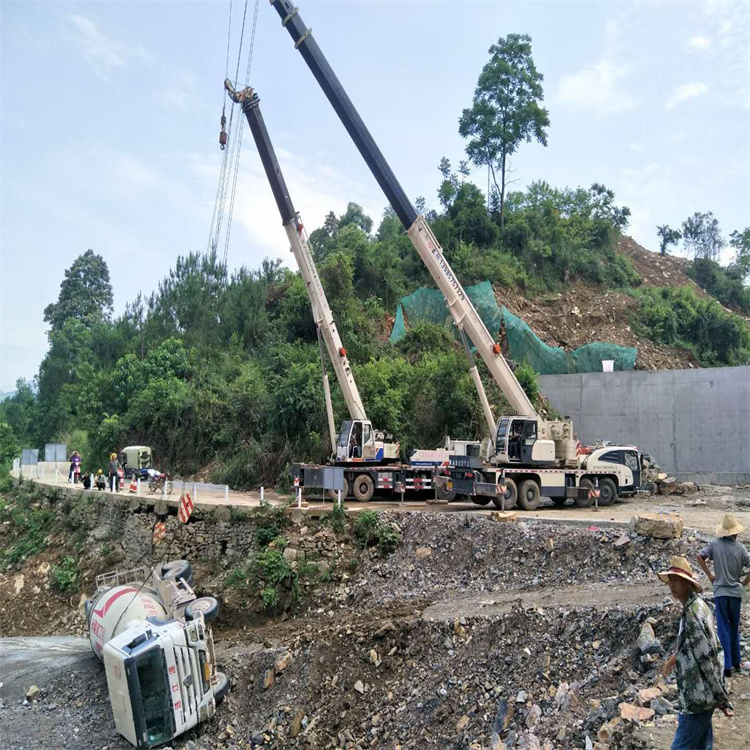 潍坊汽车掉沟里叫吊车救援要多少钱